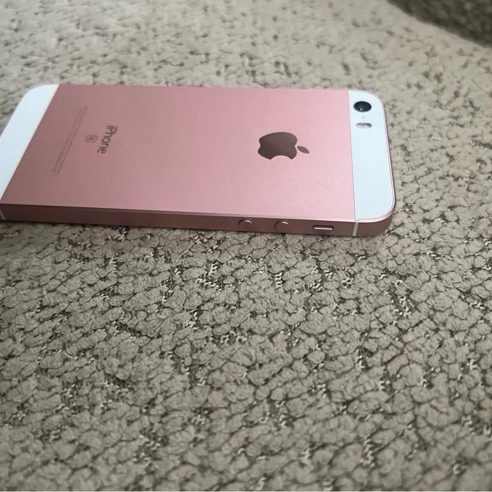 Apple iPhone SE 64gb 1 gen rose gold mint condition factory unlocke